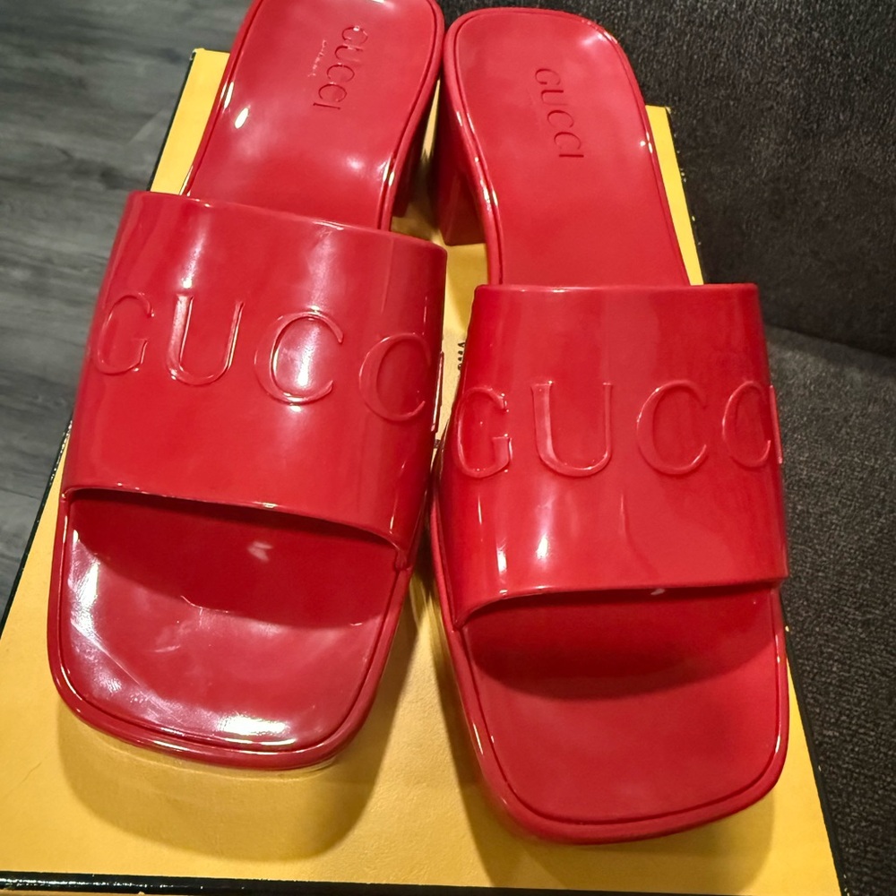 Gucci Red Sandals Vibrant Slide Design